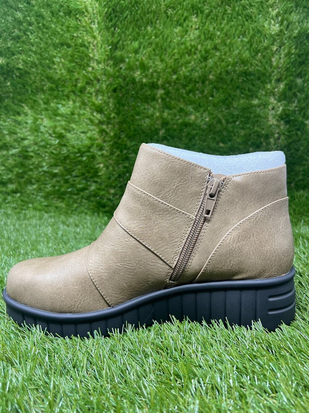 Easy Street Women's 7.5M Rayleen Taupe Booties